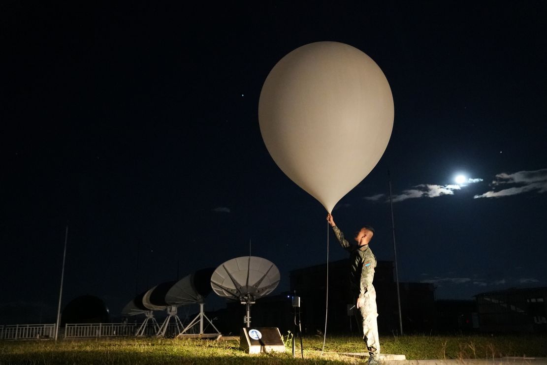 氣象兵深夜放飛探空氣球進行天氣監測
